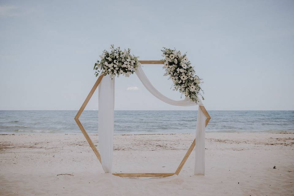 Arco de flores en la playa