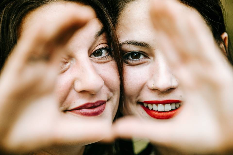 Novias sonriendo y mostrando sus manos