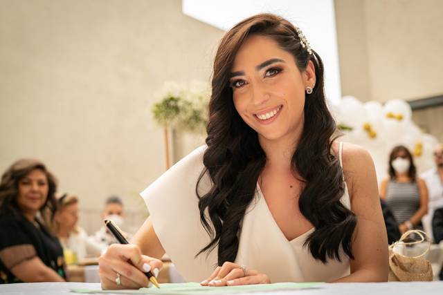 Novia sonriendo mientras firma