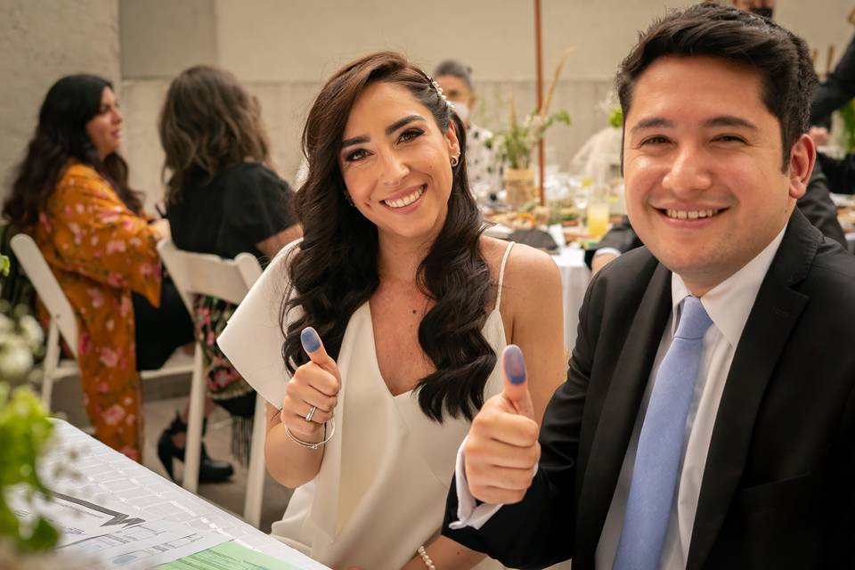 Novios enseñando su huella