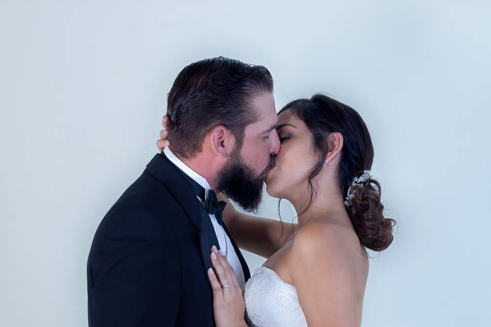 Novios besándose