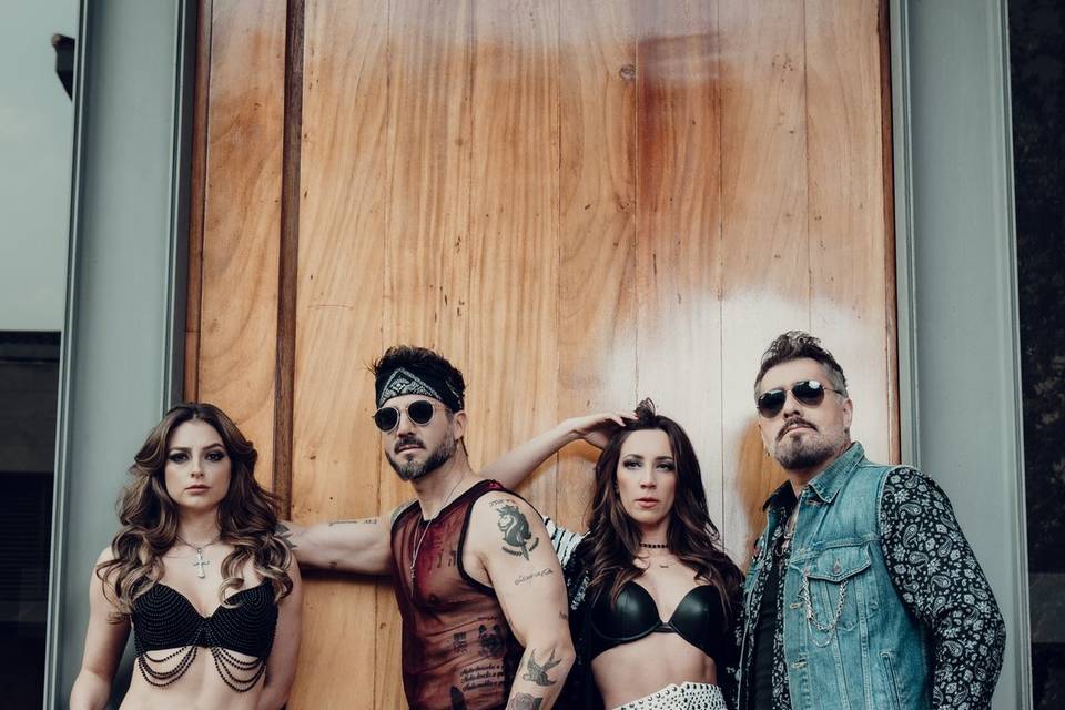 Posando frente a la puerta de madera