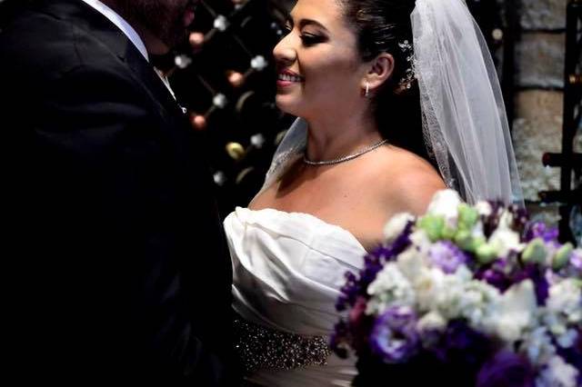 Novio agarrando por la cintura a la novia