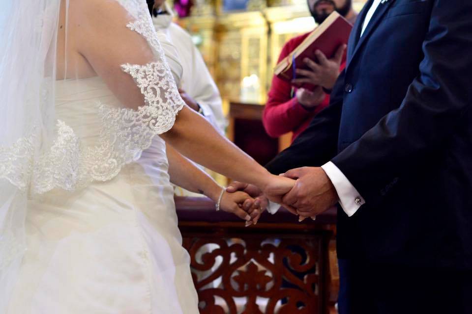 Novios tocándose las manos