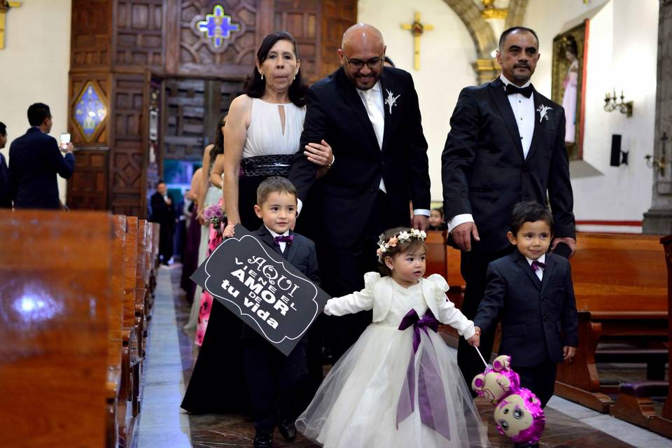 Pajecitos entrando a la iglesia