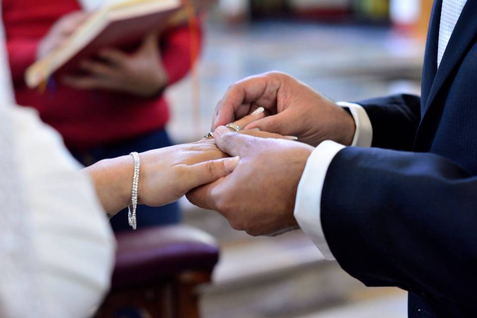 Poniendo el anillo a la novia