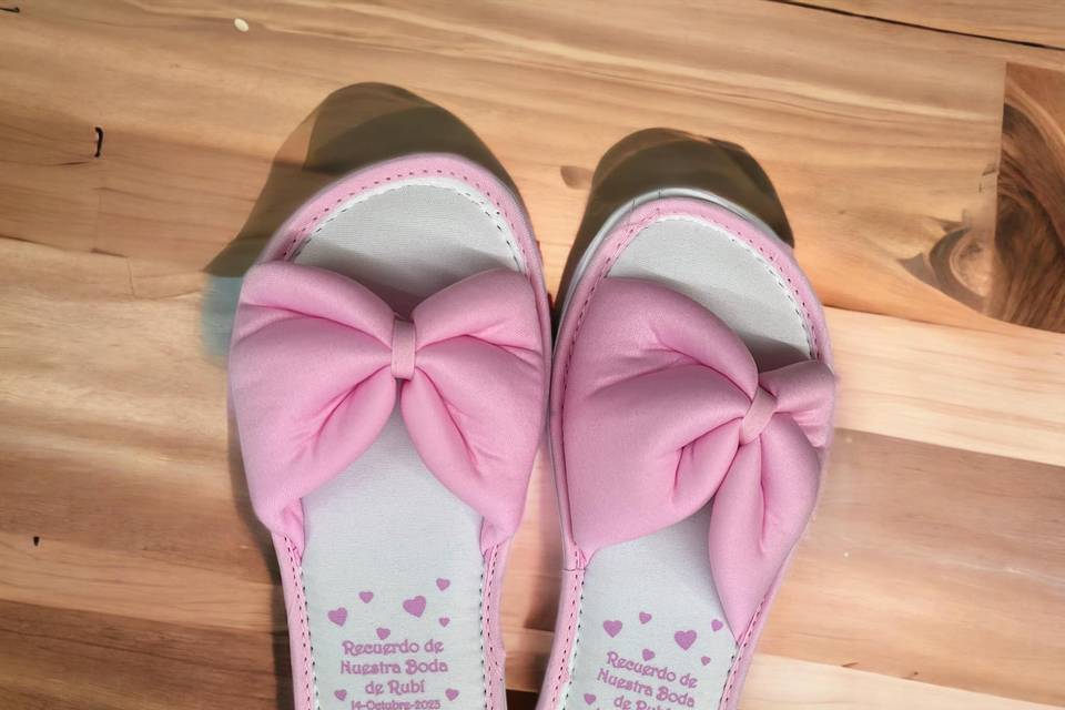 Pantufla afelpada con listón