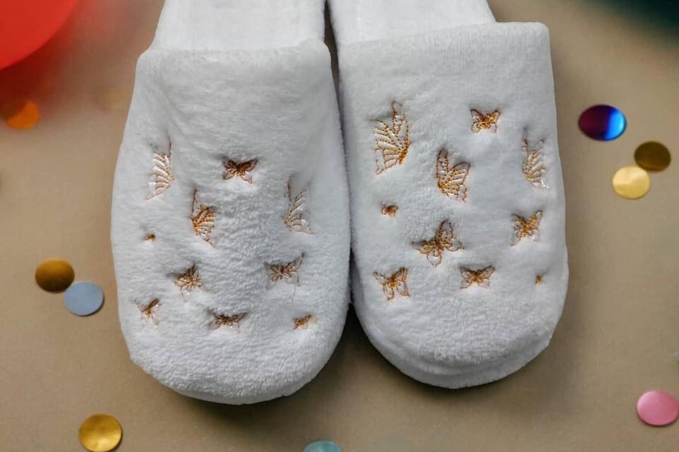 Pantufla blanca con mariposas doradas