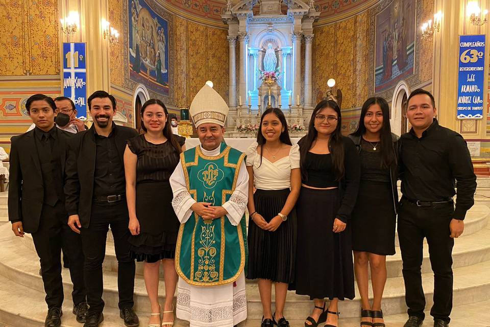 Coro posando con el padre