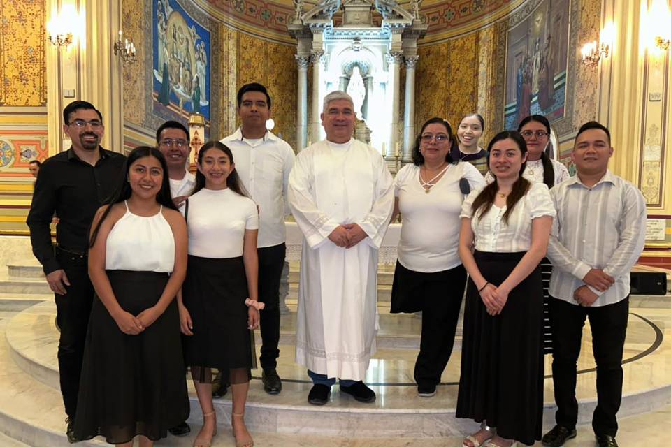 Coro con el sacerdote