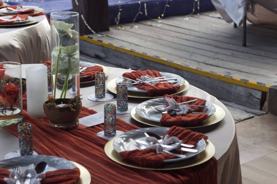 Montaje de mesa en tono vino