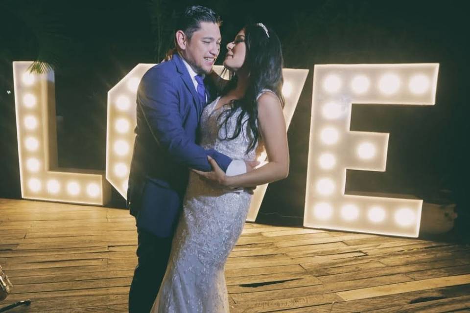 Novios frente a letras gigantes de 'Love'