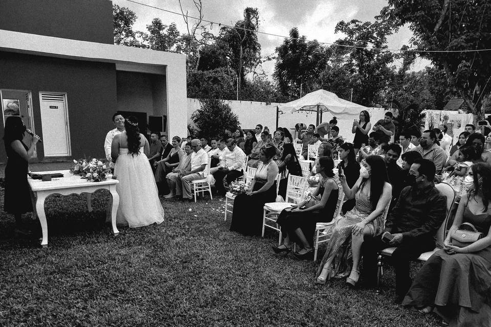 Ceremonia civil en el jardín