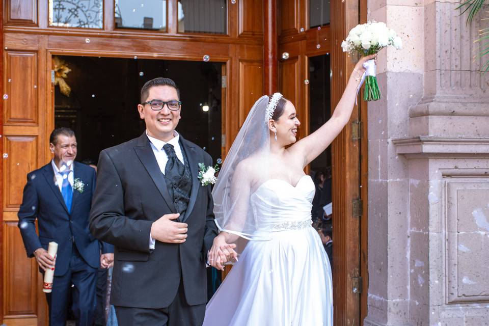 Novios saliendo de la iglesia