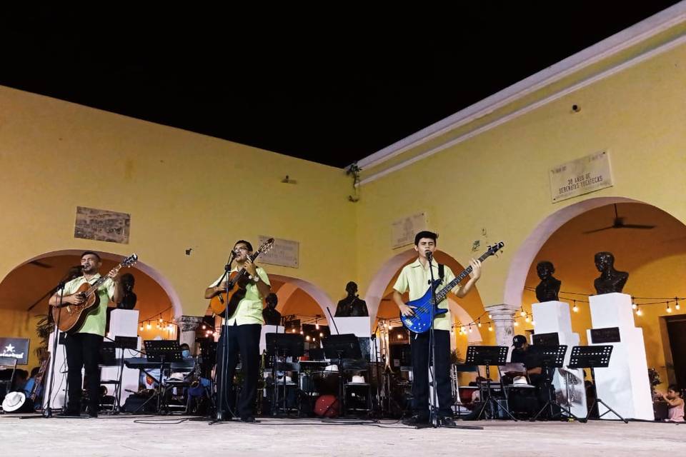 Trío tocando en un patio