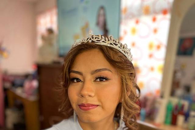 Maquillaje natural con corona
