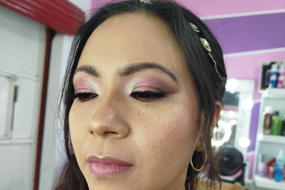 Make up rosa con delineado negro