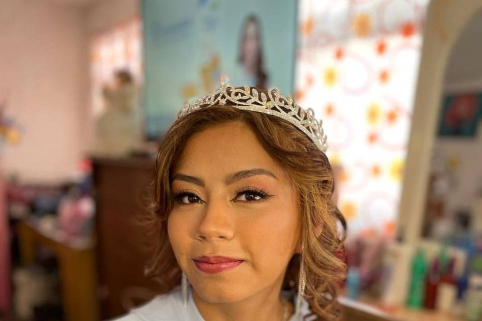 Maquillaje natural con corona