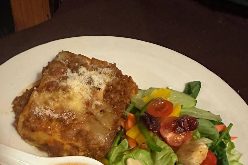 Lasaña con ensalada