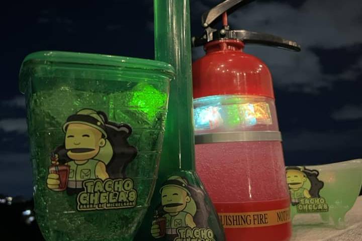 Licuadora y yarda para cervezas