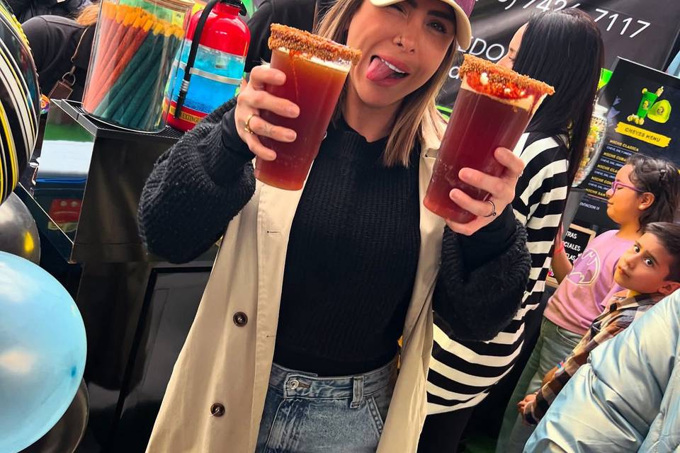Mujer con dos micheladas