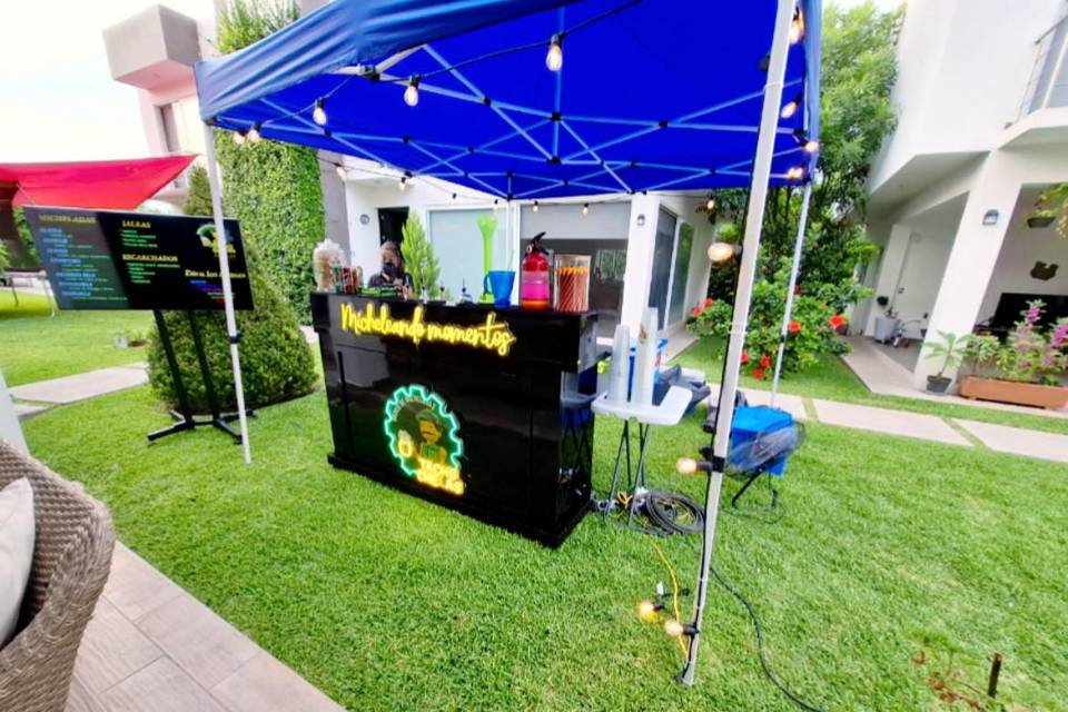 Puesto de micheladas con carpa azul