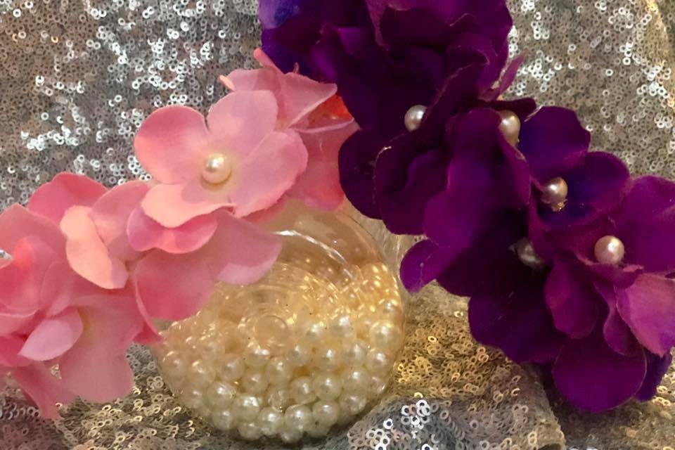 Flores de tela y perlas