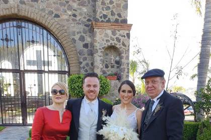 Junto a invitados