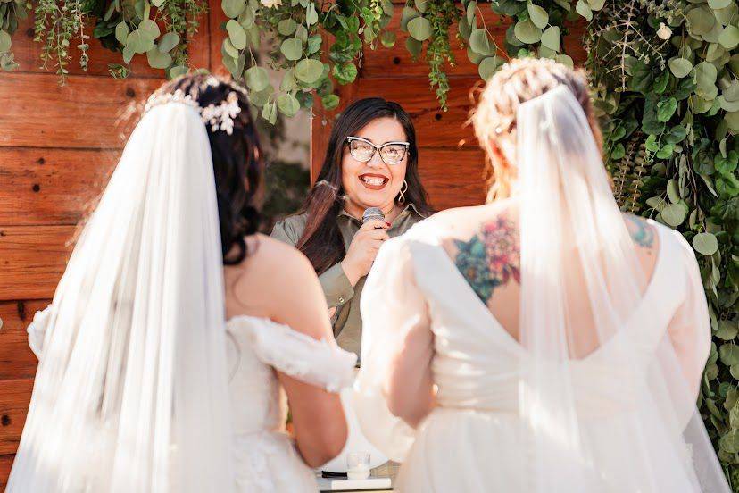 Novias de espaldas y frente a la oficiante