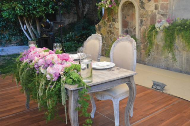 Mesa novios con arreglo floral
