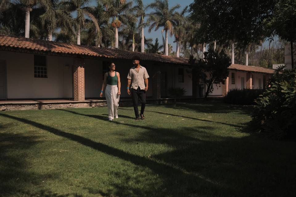 Pareja caminando en el jardín