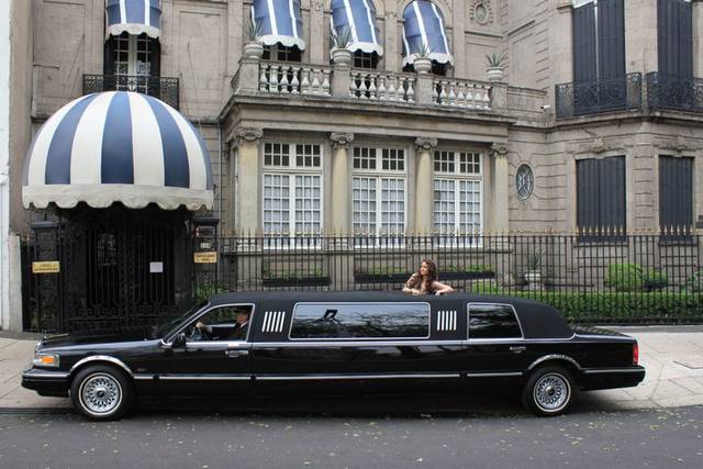 Limusina Lincon negra