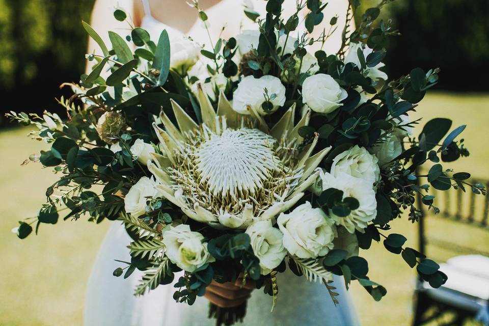 Ramo de novia con flores blancas