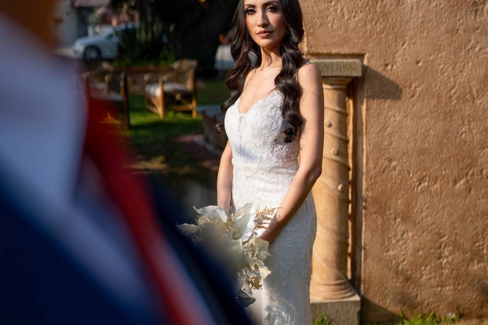 Novia posando en el jardín