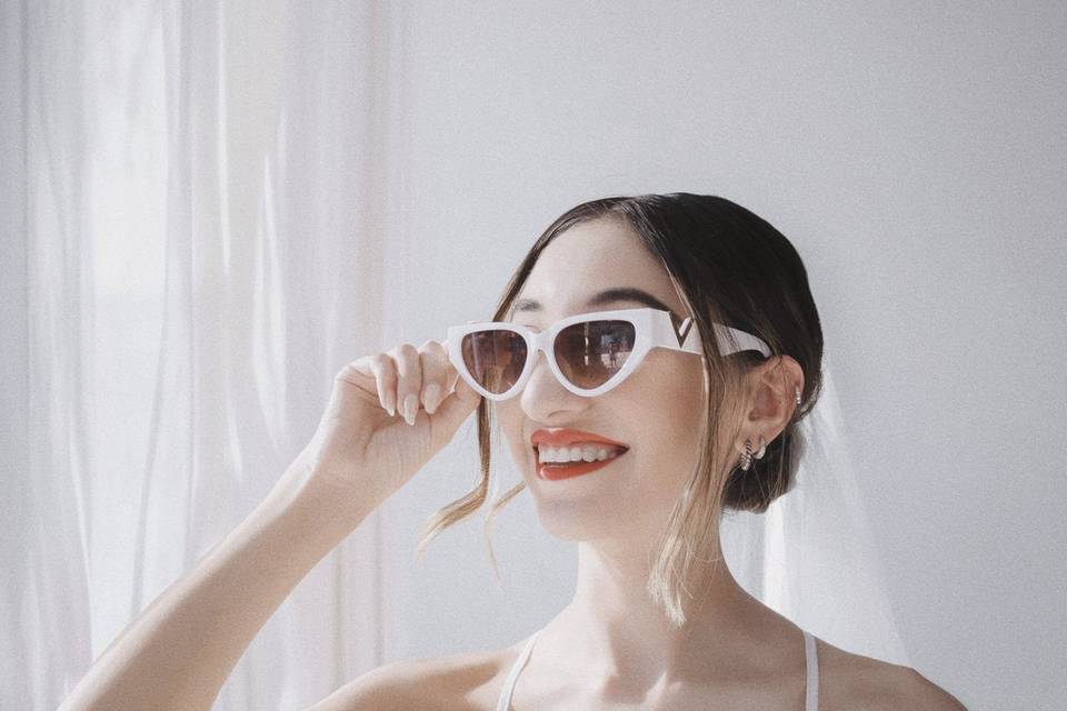 Novia con gafas de sol