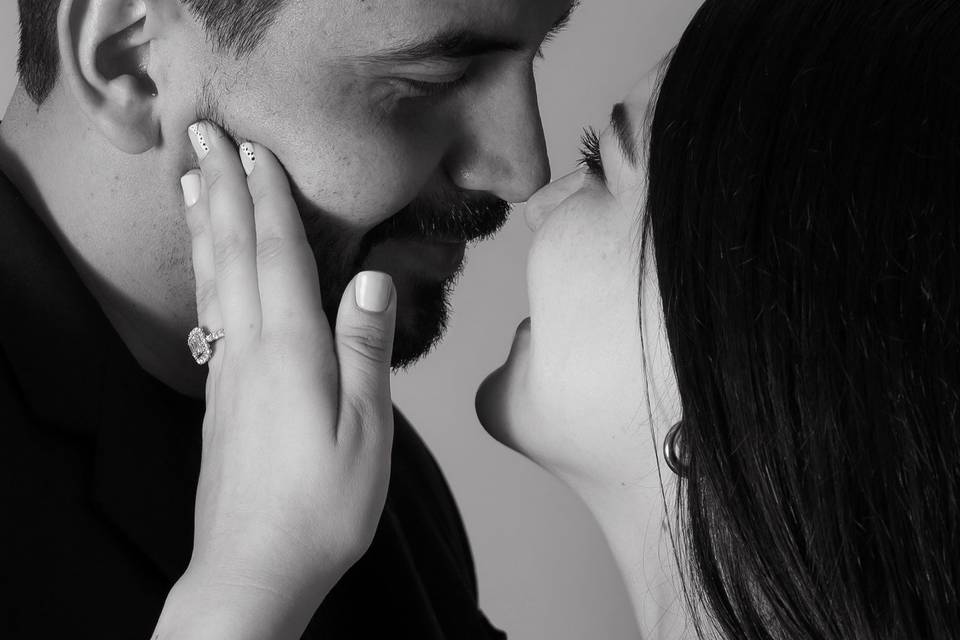 Novia tocando la cara del novio