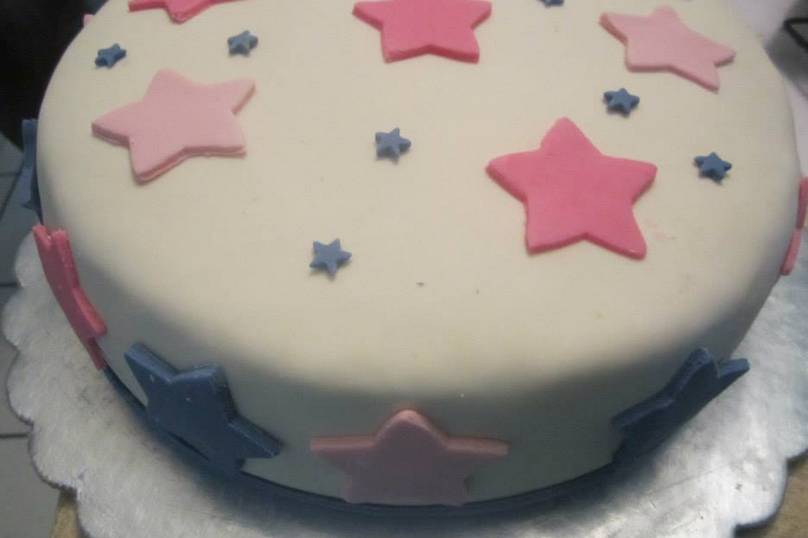 Pastel con estrellas en fondant