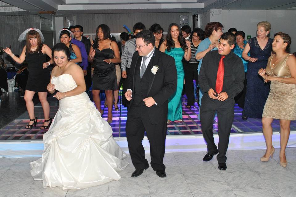 Los novios bailando