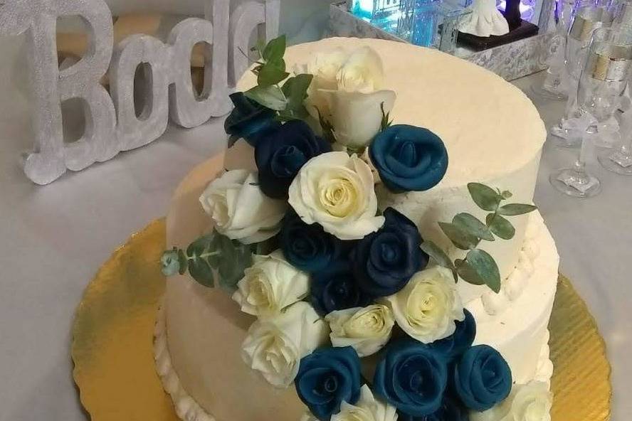 Pastel con flores de fondant