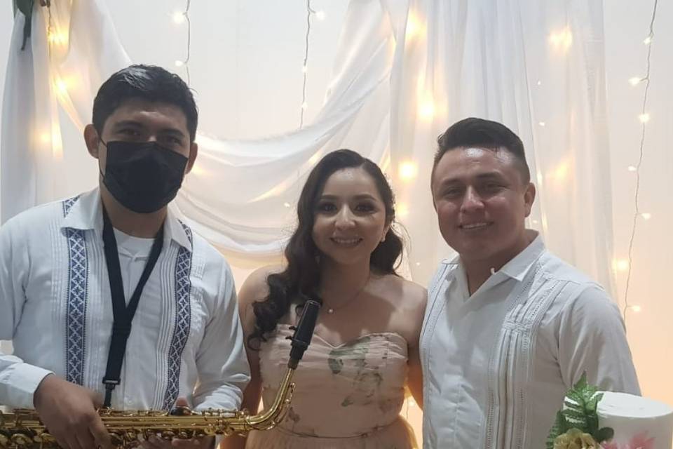 Compartiendo foto con novios