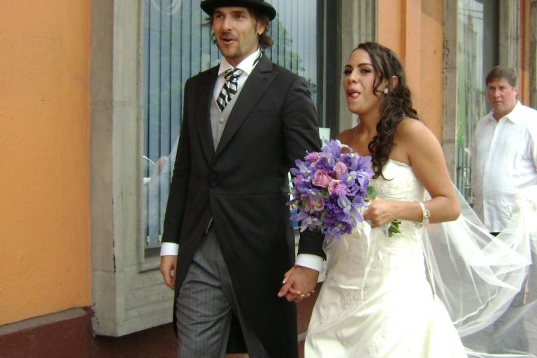 Novios acompañados de banda