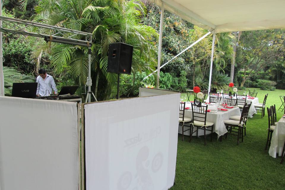 Cabina dj en jardín básico