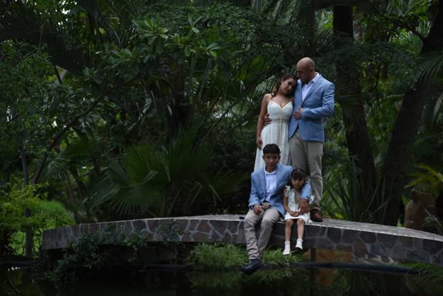 Familia en un puente