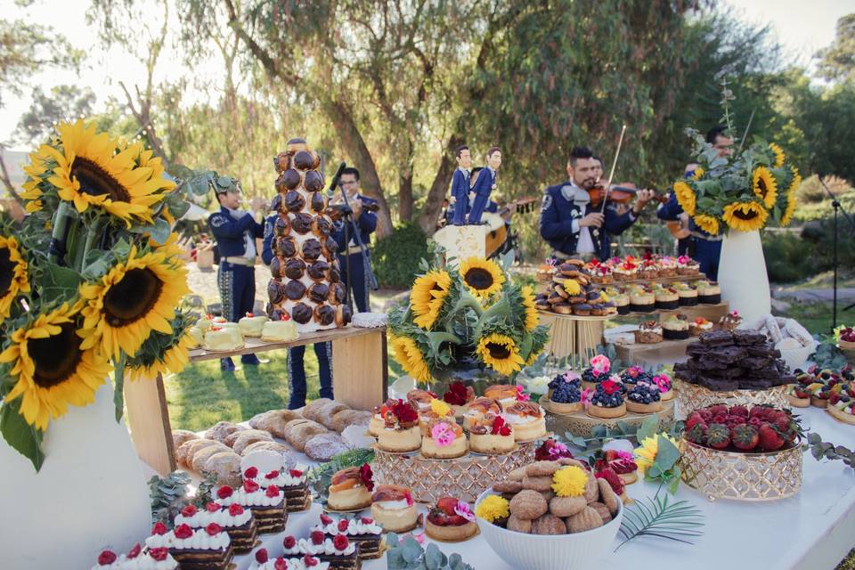 Mesa de postres con girasoles