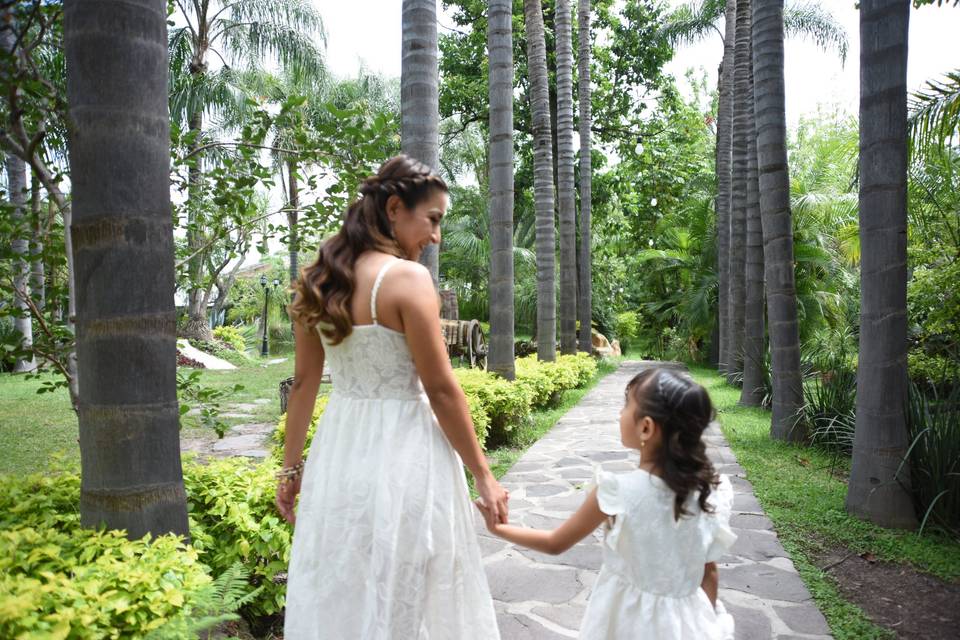 Novia dando un paseo con una niña