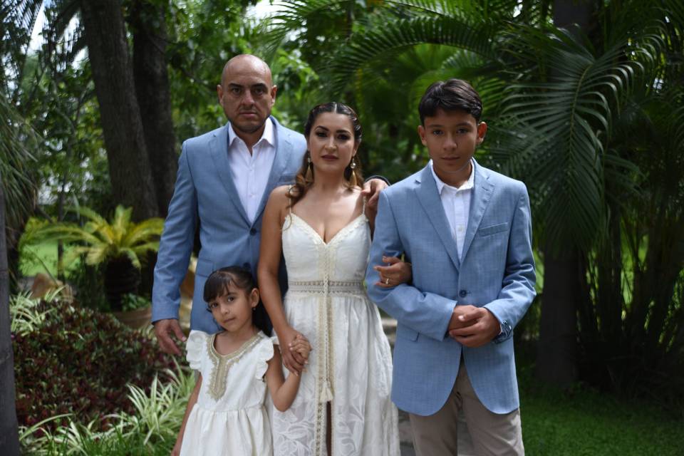 Familia posando en el jardín