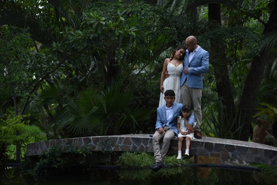 Familia en un puente