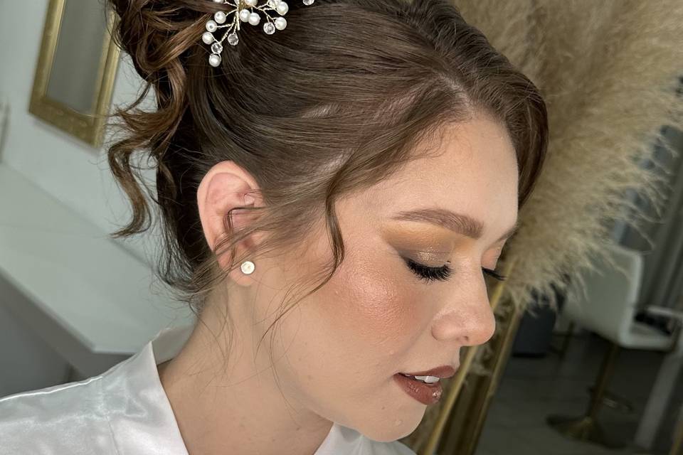 Maquillaje y peinado