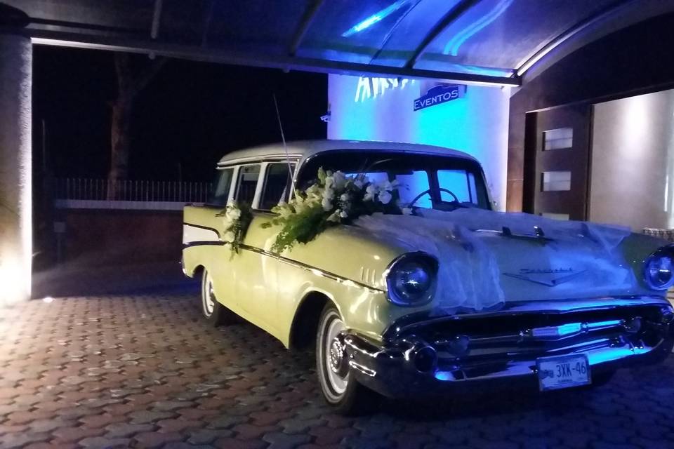 Llegada novios en auto antiguo