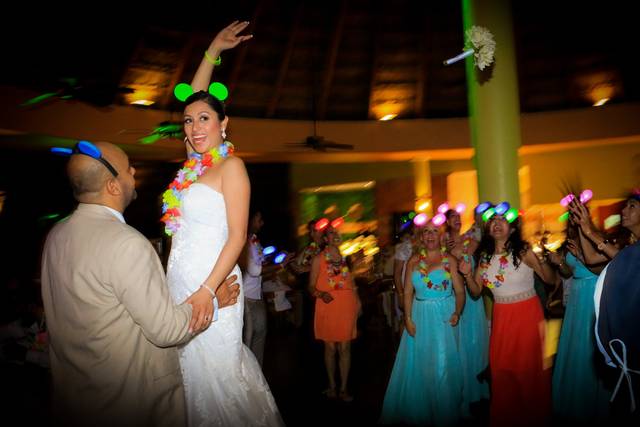 Novia aventando el ramo